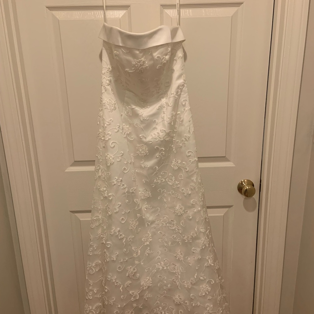 David's Bridal White Strapless Gown NWT, size 10. Never worn. Never altered.